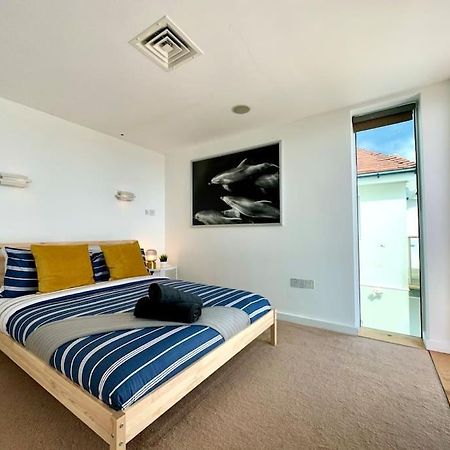 Stunning Panoramic Sea View Beach Location - Sleeps Up To 4 People - Free Parking - The Best Beach! - Great Location - Fast Wifi - Smart Tv - Newly Decorated - Sleeps Up To 4! Close To Bournemouth & Poole Town Centre & Sandbanks 外观 照片