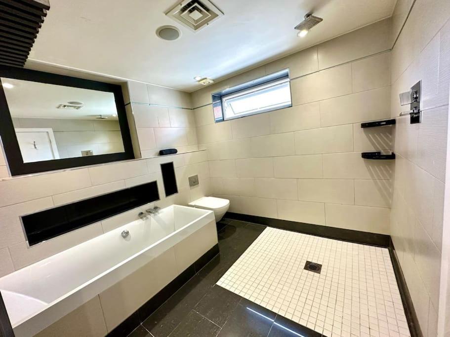 Stunning Panoramic Sea View Beach Location - Sleeps Up To 4 People - Free Parking - The Best Beach! - Great Location - Fast Wifi - Smart Tv - Newly Decorated - Sleeps Up To 4! Close To Bournemouth & Poole Town Centre & Sandbanks 外观 照片