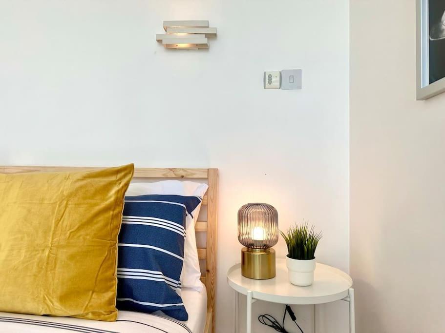 Stunning Panoramic Sea View Beach Location - Sleeps Up To 4 People - Free Parking - The Best Beach! - Great Location - Fast Wifi - Smart Tv - Newly Decorated - Sleeps Up To 4! Close To Bournemouth & Poole Town Centre & Sandbanks 外观 照片