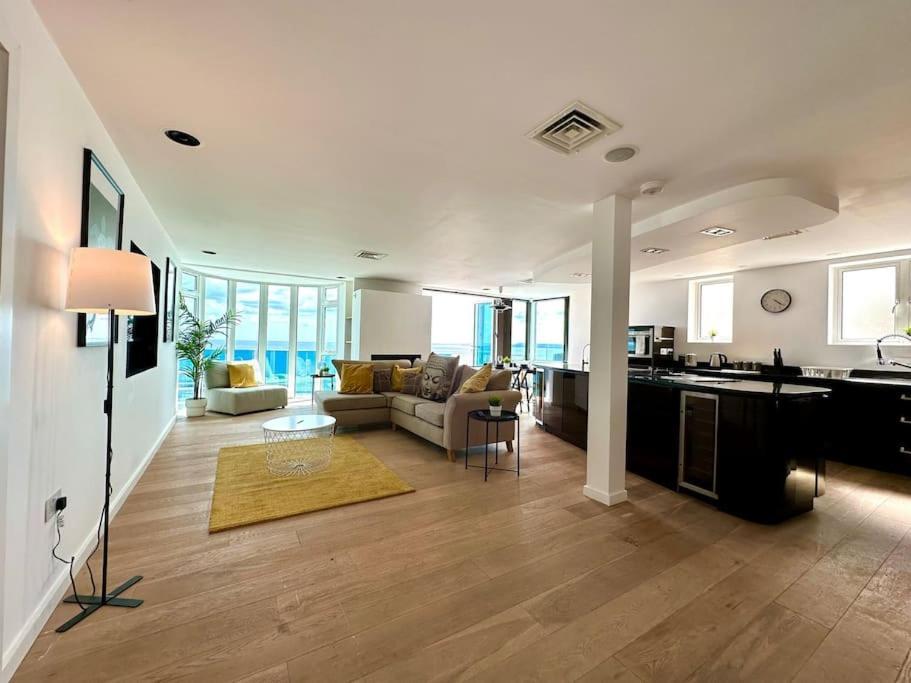Stunning Panoramic Sea View Beach Location - Sleeps Up To 4 People - Free Parking - The Best Beach! - Great Location - Fast Wifi - Smart Tv - Newly Decorated - Sleeps Up To 4! Close To Bournemouth & Poole Town Centre & Sandbanks 外观 照片