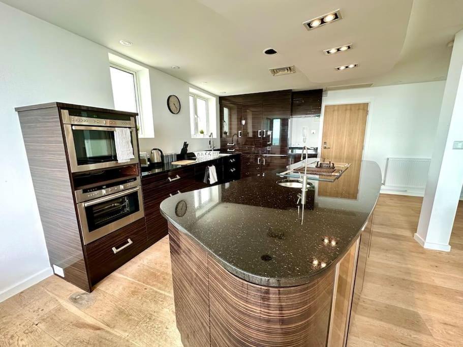 Stunning Panoramic Sea View Beach Location - Sleeps Up To 4 People - Free Parking - The Best Beach! - Great Location - Fast Wifi - Smart Tv - Newly Decorated - Sleeps Up To 4! Close To Bournemouth & Poole Town Centre & Sandbanks 外观 照片