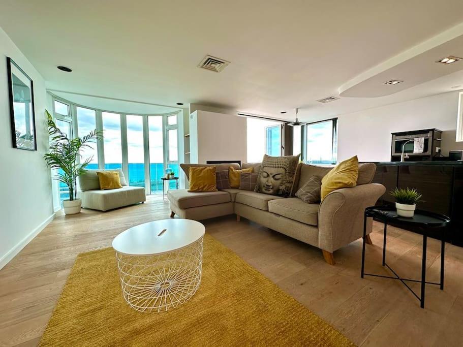 Stunning Panoramic Sea View Beach Location - Sleeps Up To 4 People - Free Parking - The Best Beach! - Great Location - Fast Wifi - Smart Tv - Newly Decorated - Sleeps Up To 4! Close To Bournemouth & Poole Town Centre & Sandbanks 外观 照片