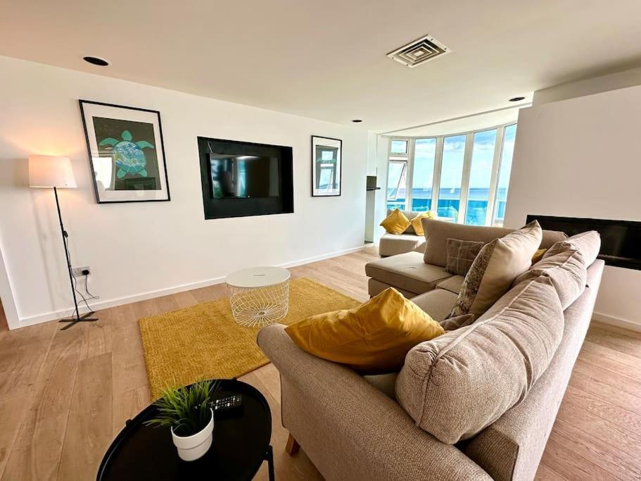 Stunning Panoramic Sea View Beach Location - Sleeps Up To 4 People - Free Parking - The Best Beach! - Great Location - Fast Wifi - Smart Tv - Newly Decorated - Sleeps Up To 4! Close To Bournemouth & Poole Town Centre & Sandbanks 外观 照片