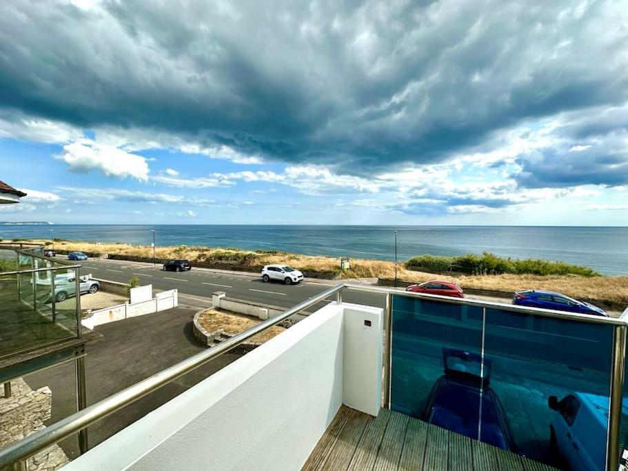 Stunning Panoramic Sea View Beach Location - Sleeps Up To 4 People - Free Parking - The Best Beach! - Great Location - Fast Wifi - Smart Tv - Newly Decorated - Sleeps Up To 4! Close To Bournemouth & Poole Town Centre & Sandbanks 外观 照片