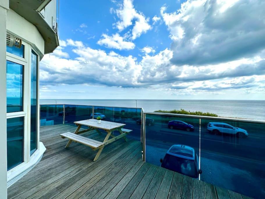 Stunning Panoramic Sea View Beach Location - Sleeps Up To 4 People - Free Parking - The Best Beach! - Great Location - Fast Wifi - Smart Tv - Newly Decorated - Sleeps Up To 4! Close To Bournemouth & Poole Town Centre & Sandbanks 外观 照片