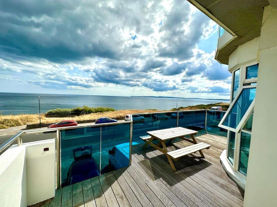 Stunning Panoramic Sea View Beach Location - Sleeps Up To 4 People - Free Parking - The Best Beach! - Great Location - Fast Wifi - Smart Tv - Newly Decorated - Sleeps Up To 4! Close To Bournemouth & Poole Town Centre & Sandbanks 外观 照片