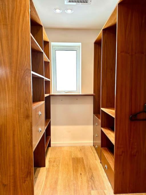 Stunning Panoramic Sea View Beach Location - Sleeps Up To 4 People - Free Parking - The Best Beach! - Great Location - Fast Wifi - Smart Tv - Newly Decorated - Sleeps Up To 4! Close To Bournemouth & Poole Town Centre & Sandbanks 外观 照片