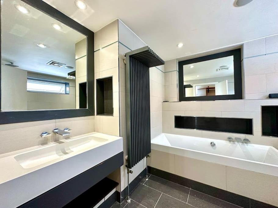 Stunning Panoramic Sea View Beach Location - Sleeps Up To 4 People - Free Parking - The Best Beach! - Great Location - Fast Wifi - Smart Tv - Newly Decorated - Sleeps Up To 4! Close To Bournemouth & Poole Town Centre & Sandbanks 外观 照片