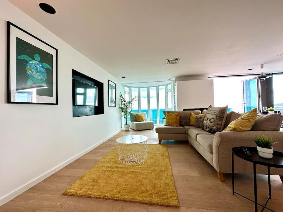 Stunning Panoramic Sea View Beach Location - Sleeps Up To 4 People - Free Parking - The Best Beach! - Great Location - Fast Wifi - Smart Tv - Newly Decorated - Sleeps Up To 4! Close To Bournemouth & Poole Town Centre & Sandbanks 外观 照片
