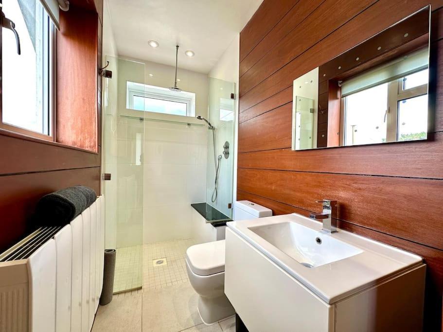 Stunning Panoramic Sea View Beach Location - Sleeps Up To 4 People - Free Parking - The Best Beach! - Great Location - Fast Wifi - Smart Tv - Newly Decorated - Sleeps Up To 4! Close To Bournemouth & Poole Town Centre & Sandbanks 外观 照片