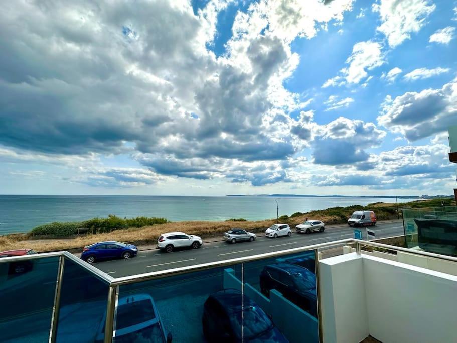 Stunning Panoramic Sea View Beach Location - Sleeps Up To 4 People - Free Parking - The Best Beach! - Great Location - Fast Wifi - Smart Tv - Newly Decorated - Sleeps Up To 4! Close To Bournemouth & Poole Town Centre & Sandbanks 外观 照片