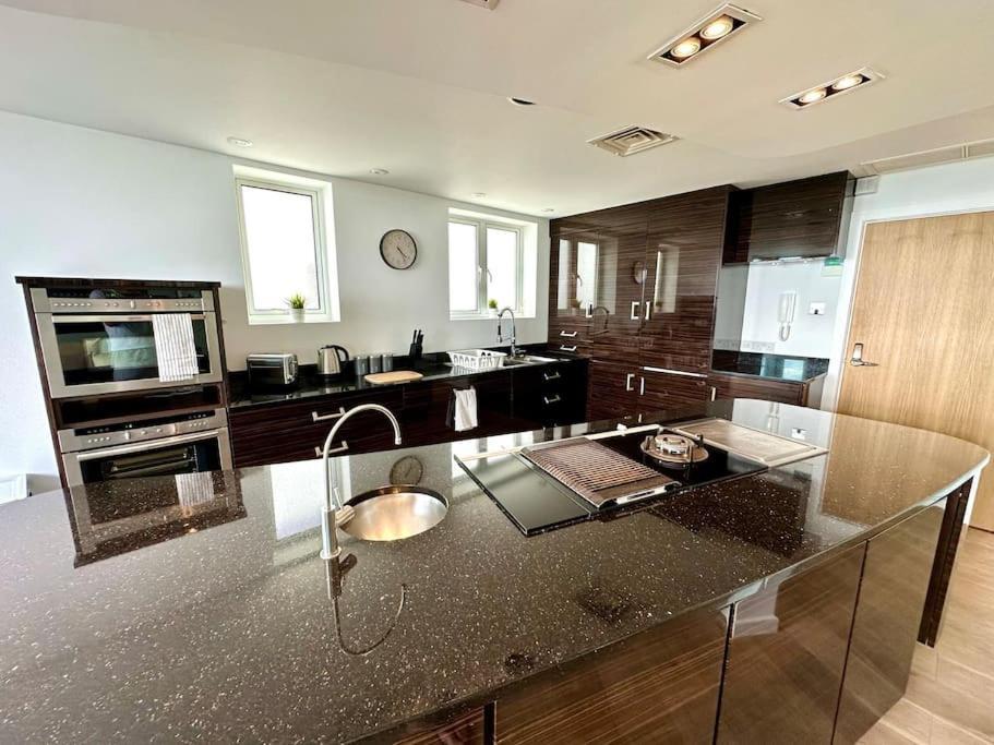 Stunning Panoramic Sea View Beach Location - Sleeps Up To 4 People - Free Parking - The Best Beach! - Great Location - Fast Wifi - Smart Tv - Newly Decorated - Sleeps Up To 4! Close To Bournemouth & Poole Town Centre & Sandbanks 外观 照片