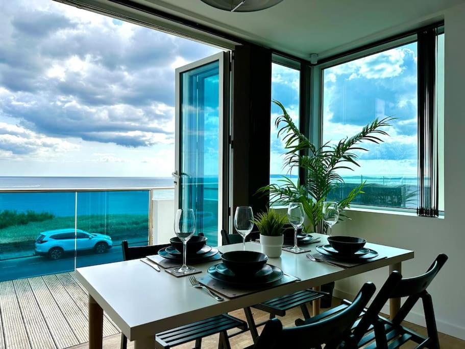 Stunning Panoramic Sea View Beach Location - Sleeps Up To 4 People - Free Parking - The Best Beach! - Great Location - Fast Wifi - Smart Tv - Newly Decorated - Sleeps Up To 4! Close To Bournemouth & Poole Town Centre & Sandbanks 外观 照片