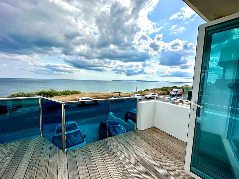 Stunning Panoramic Sea View Beach Location - Sleeps Up To 4 People - Free Parking - The Best Beach! - Great Location - Fast Wifi - Smart Tv - Newly Decorated - Sleeps Up To 4! Close To Bournemouth & Poole Town Centre & Sandbanks 外观 照片