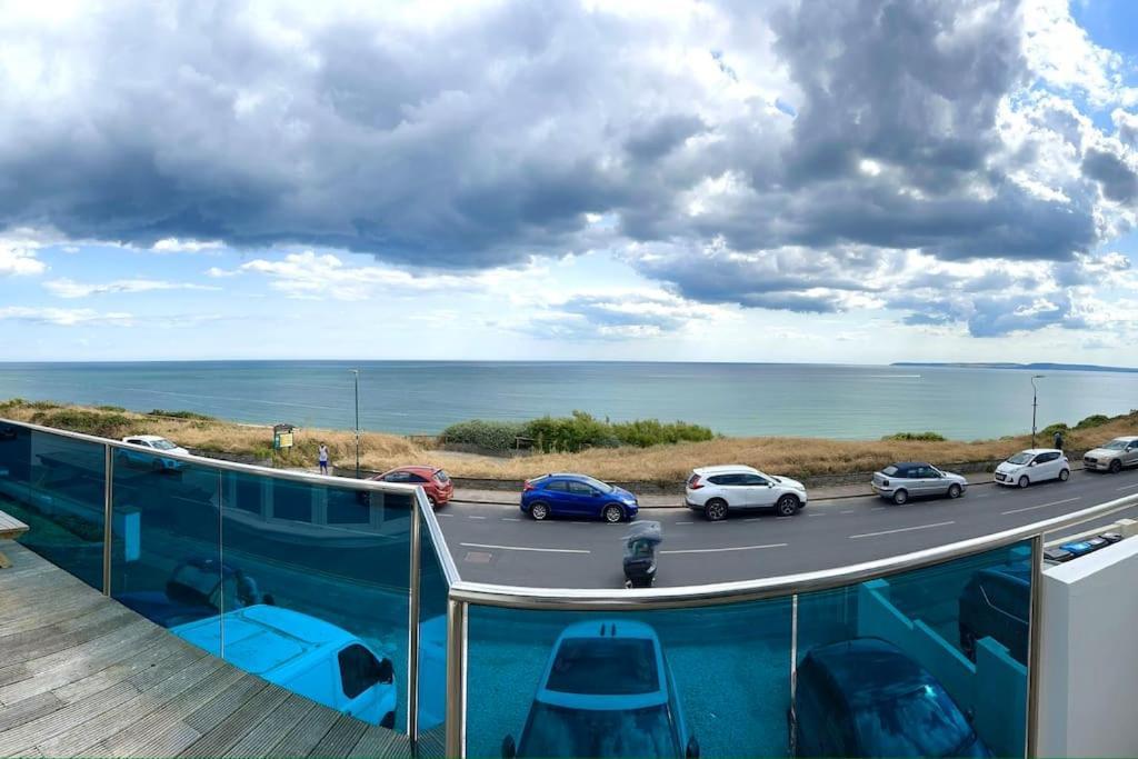 Stunning Panoramic Sea View Beach Location - Sleeps Up To 4 People - Free Parking - The Best Beach! - Great Location - Fast Wifi - Smart Tv - Newly Decorated - Sleeps Up To 4! Close To Bournemouth & Poole Town Centre & Sandbanks 外观 照片